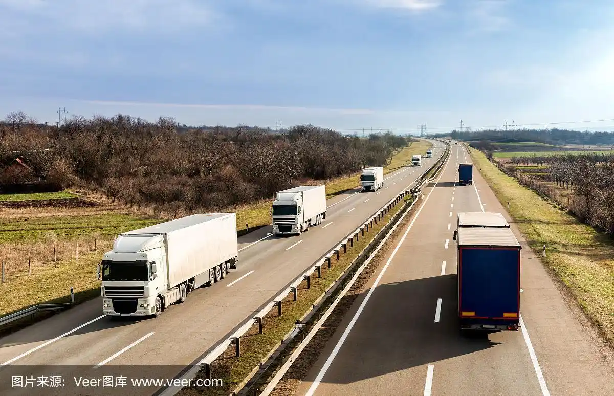 用卡车车队进行公路运输