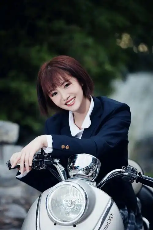 我的莫格利男孩热播付柔美琦写真俏皮帅气