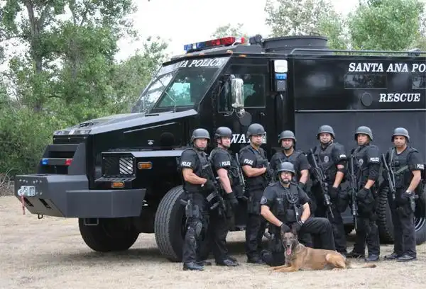 车(police armoured vehicle, swat vehicle)是警察部门用来运输特警