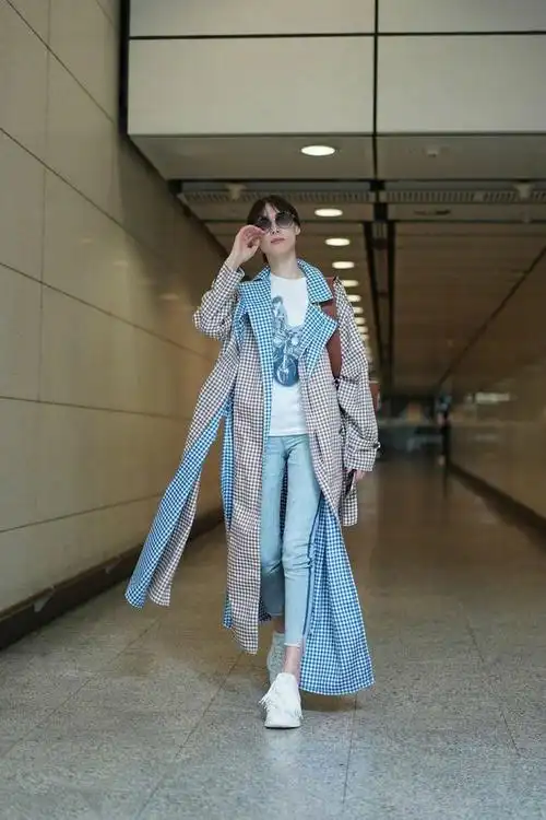 梁洛施剪八字刘海至少年轻5岁,穿格纹风衣配牛仔裤,时尚感超强