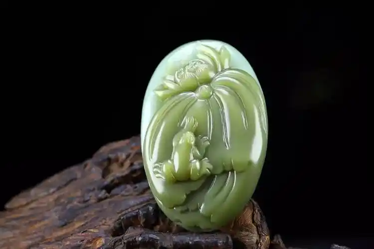 为什么玉雕师喜欢雕刻荷花题材