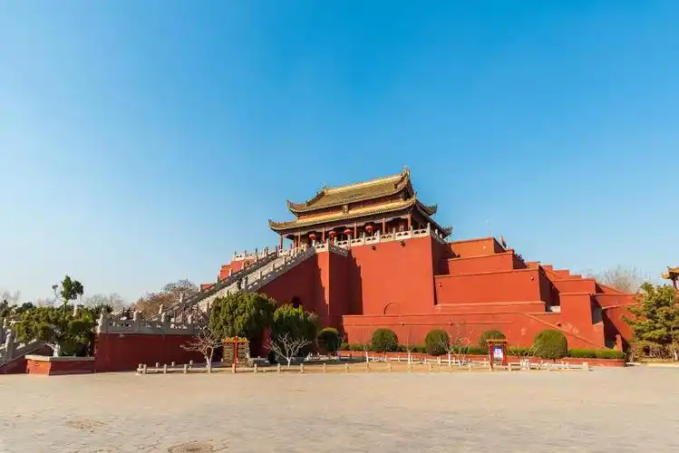 开封龙亭景区,历史与自然的完美结合 开封龙亭景区位于河南省开封市