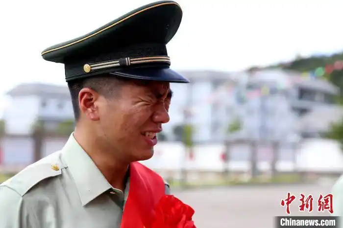 转身亦是"出征" 浙江多地退役老兵含泪卸衔开启新征程|浙江|老兵|退役