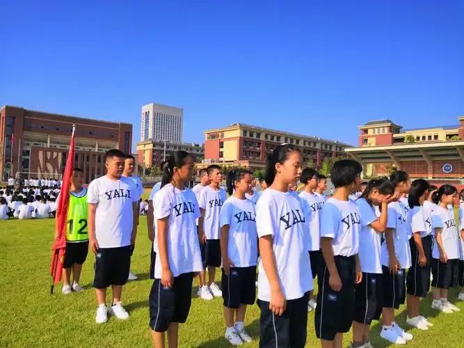 首先是练习站姿,一遍遍"立正""稍息",夏日炎炎,但我不放弃.