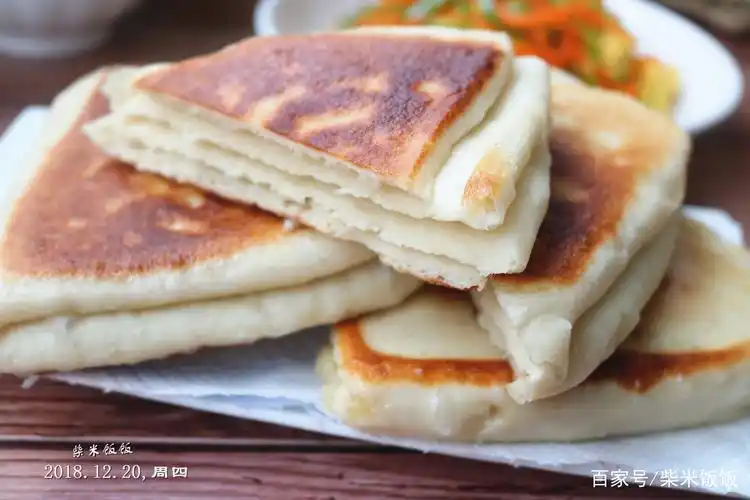 烙好的发面饼外脆里嫩,吃起来特别香,尤其是一层层撕开吃是最棒的.