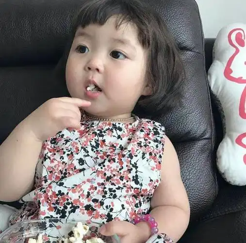 可爱的韩国小姑娘李罗熙,天生一张讨喜的圆脸,配着一双圆溜溜的大眼睛