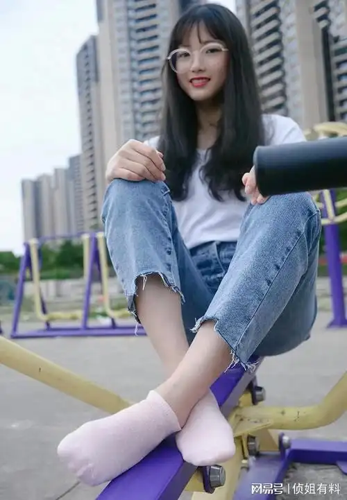 全程跟拍素颜小姐姐试穿超短丝袜现场,运动鞋搭配牛仔裤,美极了