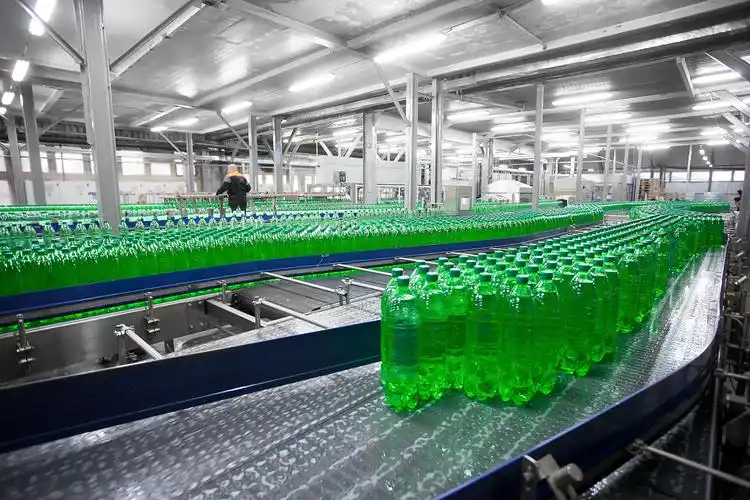 输送玻璃瓶的工业自动化车间在工厂生产线上的塑料瓶