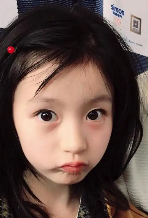 12岁裴佳欣和女星合影,美得不落下风,但儿时才是真好看