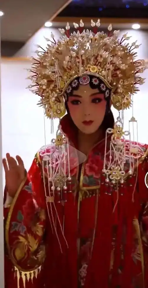 42岁李玉刚又扮女装明媚动人反串女角不容易曾被周立波怒嘲