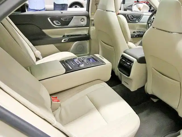 后排才是最能体现一款豪华旗舰车型是否合格的位置,林肯全新大陆后排