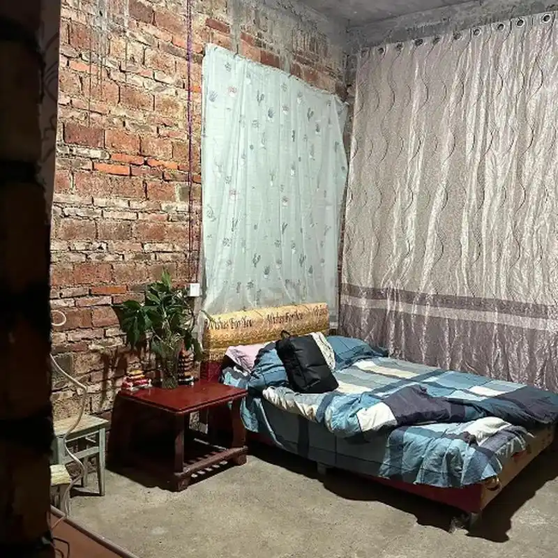 回老家的乡村生活,晚上住的房间二选一,你会选择哪一个?