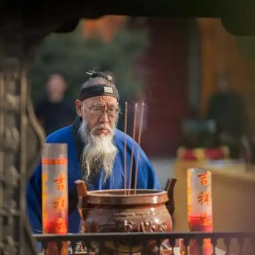 例如认为道教等同于封建迷信,认为道士就是给人看八字算命的