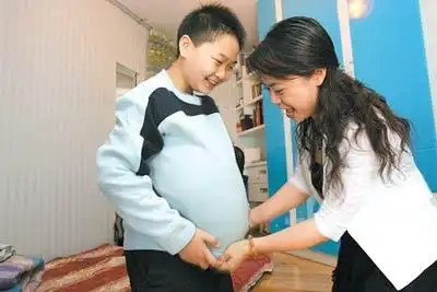 南坪实验小学学生肚上绑面粉鸡蛋体验怀孕(图)