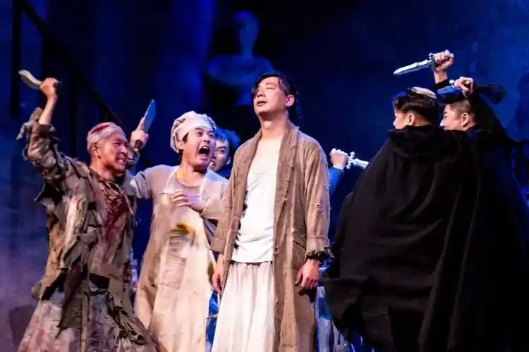 本土化的语言也是本剧的一大特点,作为最早译介卡夫卡,迪伦马特等德语