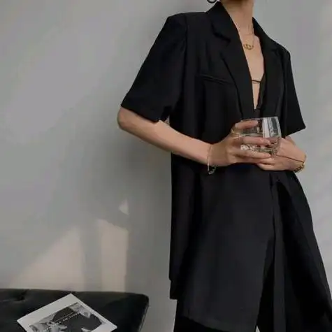 西装革履女生头像