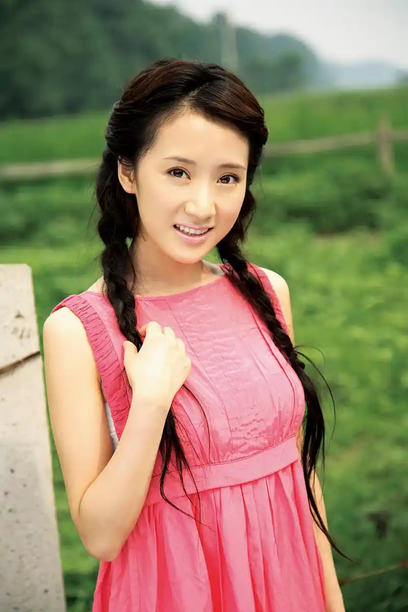 婚后的李念淡出娱乐圈,有了两个可爱的宝宝,选择在家相