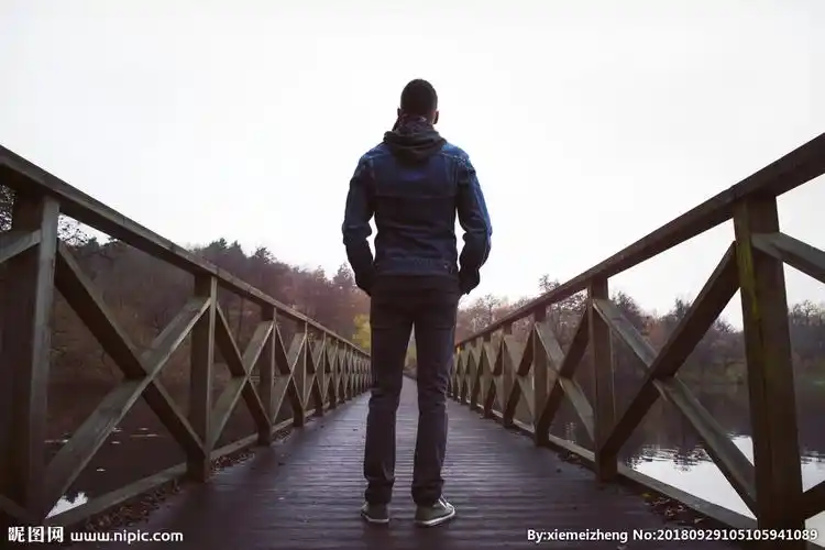 木桥上的人物背影图片