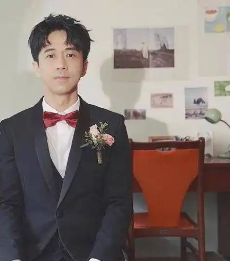 网友们都很困惑,为什么光良都已经53岁了却迟迟没有步入婚姻殿堂.