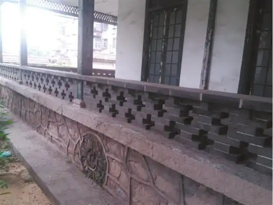 29号洋房子十字形镂空图案的青砖围栏,地下室部分石砌结构及暖道.