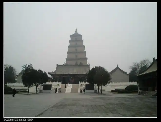 展开全部 90年那会的大雁塔广场.