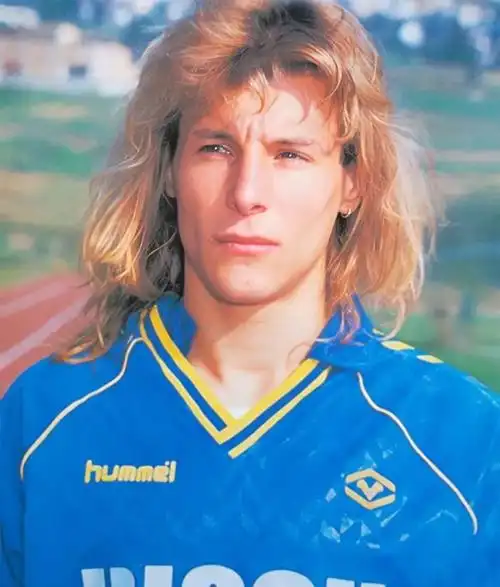 足坛风之子卡尼吉亚:马拉多纳挚友,不羁的长发,被毒品毁掉生涯_腾讯