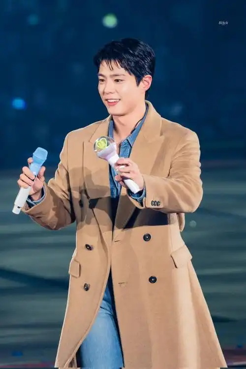 朴宝剑超话92#朴宝剑唱歌#240310宝剑受邀担任iu演唱会嘉宾饭拍高清