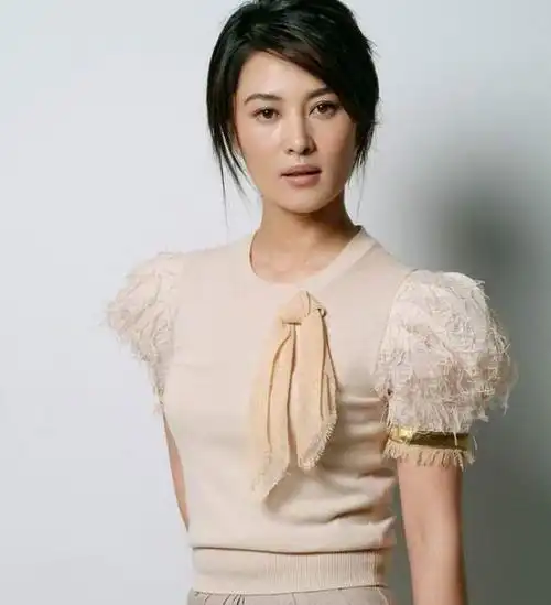 57岁常戎近况落魄,满脸皱纹住所简陋,兄弟迟志强开豪车穿高奢_品推