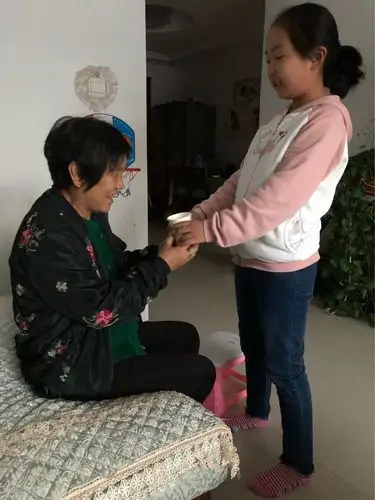 孝敬老人,传承中华民族传统美德……四年级五班苟青楚