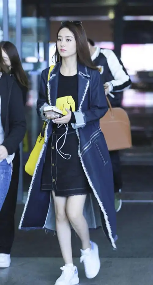 赵丽颖还是太瘦了,机场穿牛仔短裙挺时髦,但配风衣也没穿出气场