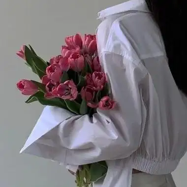 抱花女头像侧面 女生头像图片大全 -【爱个性】