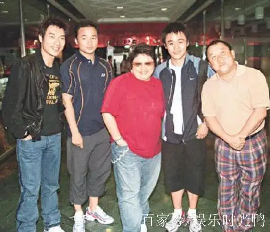 许志安与韩红当街热吻被拍,持续10多秒,许志安还不忘用袖子擦嘴