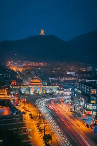 中国四川都江堰宣化门古城区夜景