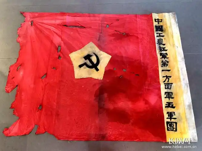 咦,这面军旗好熟悉.董振堂事迹陈列馆讲解员赵媛媛.