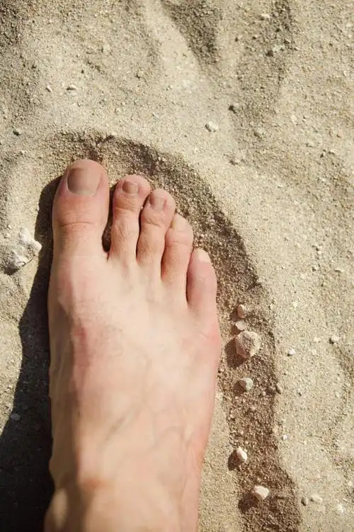 西方人,腿部,脚,脚趾,脚趾甲,腿,一个人,竖图,俯视,室外,特写,白天