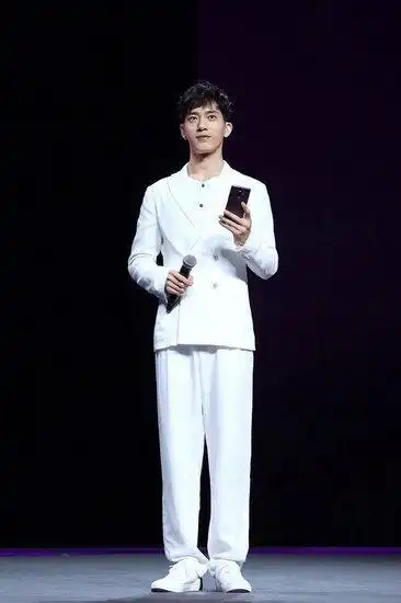 男星穿白色西装 李易峰令人如沐春风亮眼十足