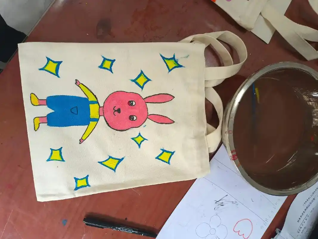 手绘小提袋,开学小提袋是自己设计自已绘制的,一定很特别吧!小 - 抖音