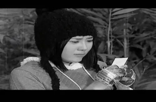 椅子上看着自己爷爷和两个妹妹的照片哭诉 乌克娜娜"今天是我13岁生日