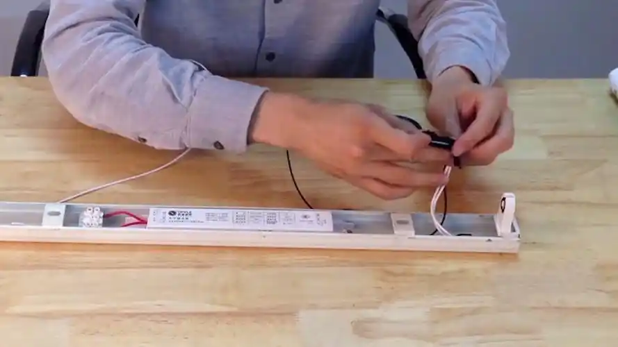 怎样把日光灯灯管更换成led灯管呢?