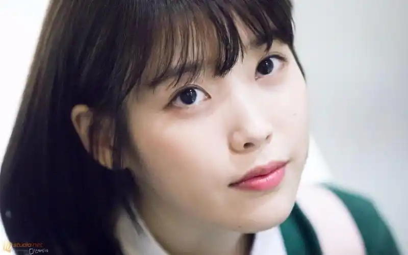 iu - 在机场用粉丝手机自拍的小学生李知恩~_哔哩哔哩 (゜-゜)つロ