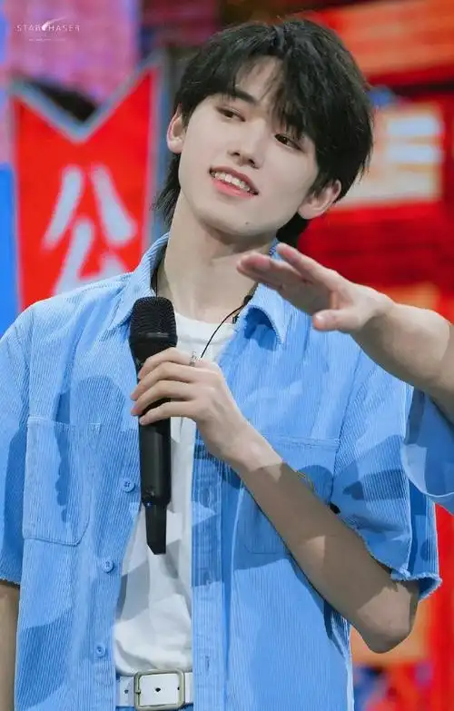 宋亚轩蓝色扎染毛衣##宋亚轩蓝色毛衣随拍