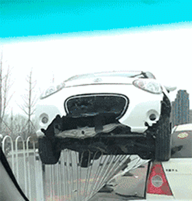 逗比搞笑汽车白色gif动图_动态图_表情包下载_soogif