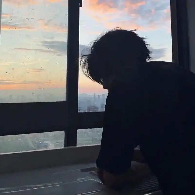 黑色系禁欲背影男生头像 "我认为人生是爱和体验,而不是闯关.