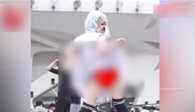 女大学生参加漫展真空上阵撩裙拍照被起诉却反问不穿内裤犯那条法