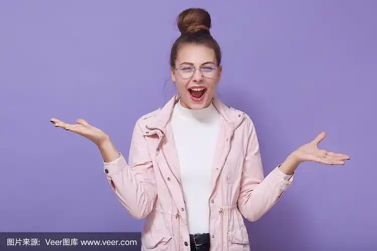 一个穿着时尚的淡紫色夹克和白色衬衫的白人年轻女子摊开双手,在淡
