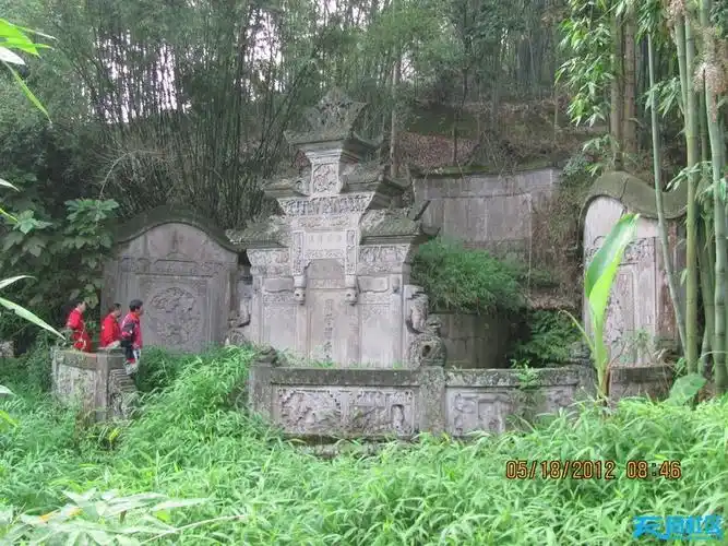 叙永大石乡,精美的石刻周氏花坟.