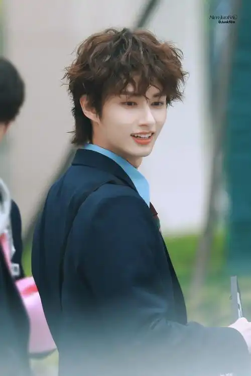 文俊辉卷毛路透