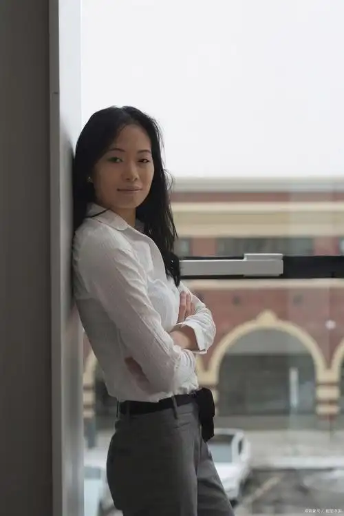 女同事到处跟别人说我的秘密,我一生气,把她堵在了茶水间