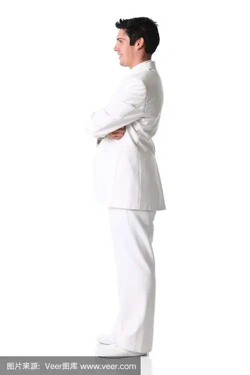 穿白色西装的男人侧视图