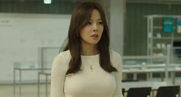 在《上流社会》会长的女助理是金奎善扮演的,在剧中饰演朴恩智.